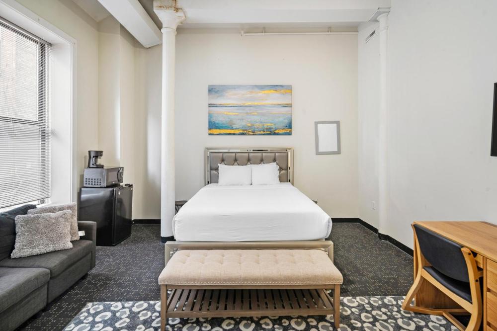 Queen Room with Shared Bathroom interior